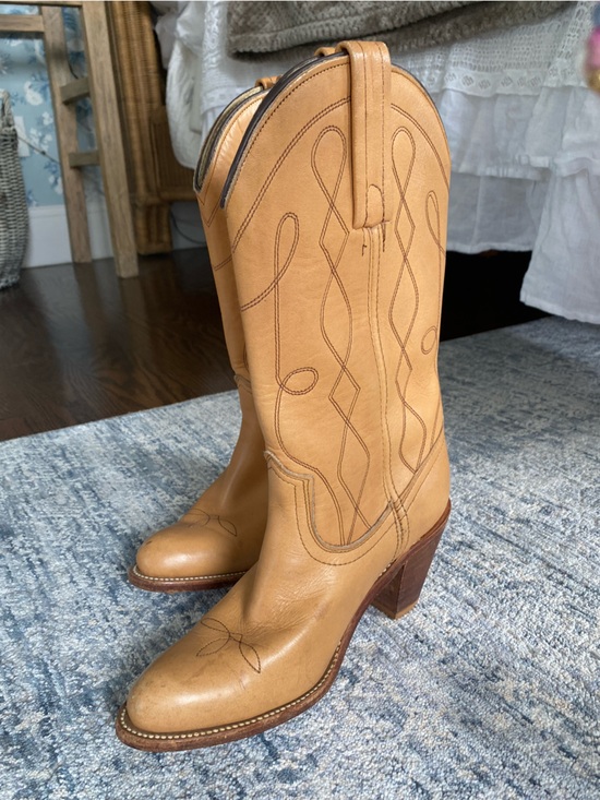 Frye Shoes - Frye Woman’s Tan Leather Western Boots with Decorative Stitching